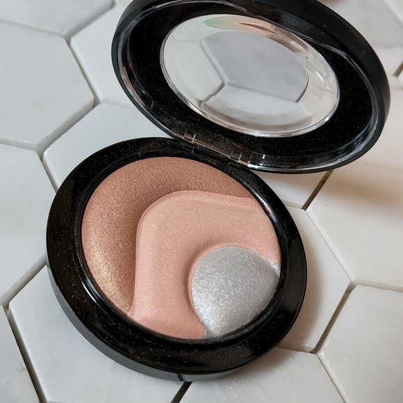 MAC Otherearthly Mineralize Skinfinish - Picture 2 of 5
